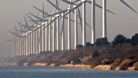 Eoliennes près de Port-Saint-Louis-du-Rhône, dans les Bouches-du-Rhône. Les députés ont adopté le volet éolien du projet de loi Grenelle II vendredi, créant un ensemble d'obligations à respecter pour construire de nouvelles éoliennes en France. /Photo d'a