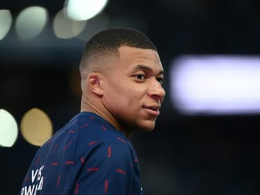 L'attaquant du Paris Saint-Germain Kylian Mbappé, à l'échauffement avant le match de la 30e journée de Ligue 1 contre Lorient, le 3 avril 2022 au Parc des Princes