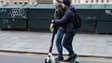 Deux usagers sur une trottinette Lime dans les rues de Paris en mars 2019