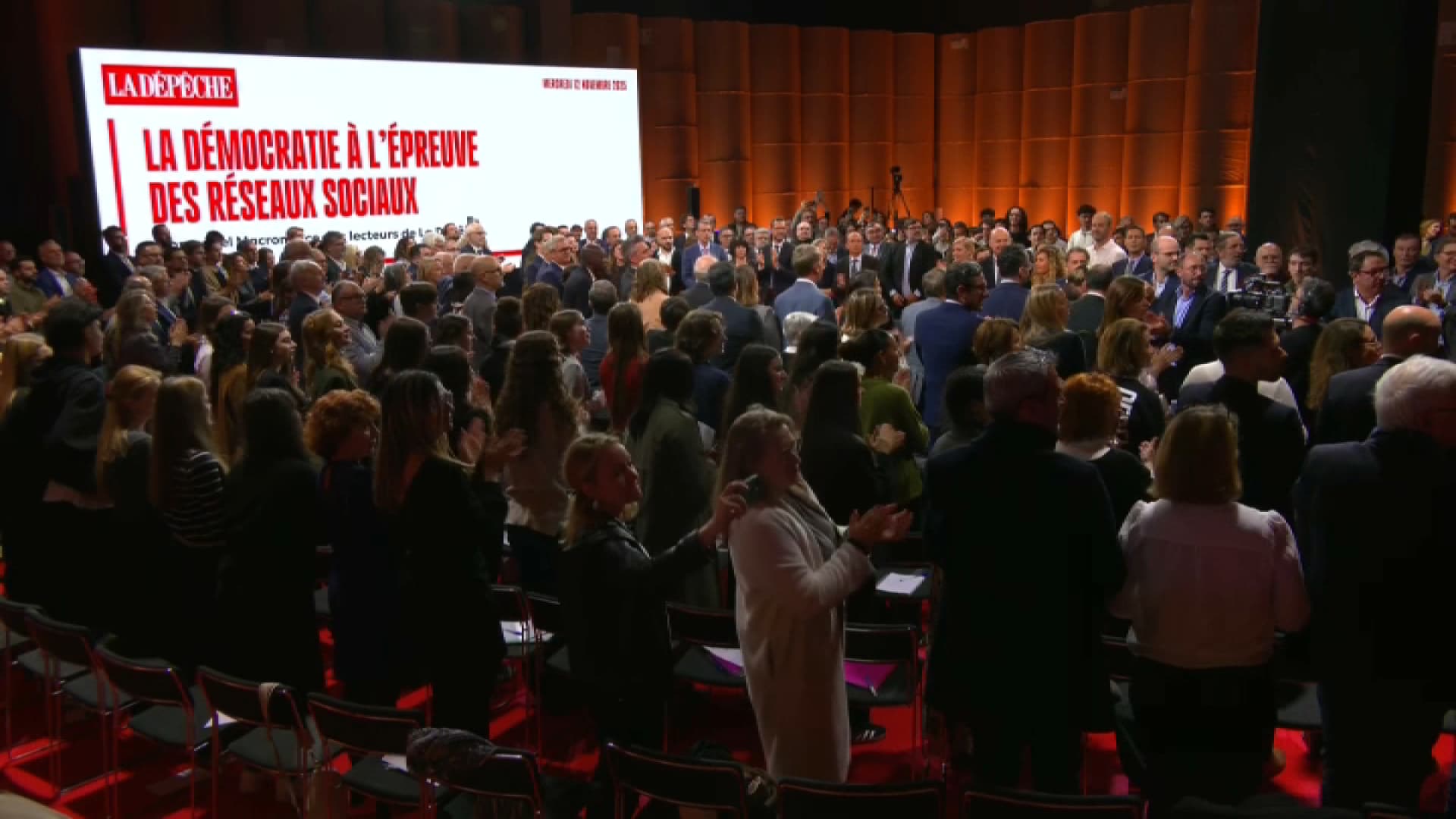 Emmanuel Macron à Toulouse, le 12 novembre 2025, pour un débat avec les Français sur les réseaux sociaux et leurs dérives.