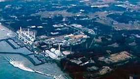 Vue des vagues approchant la centrale de Fukushima-Daiichi quelques minutes après le tsunami du 11 mars. Le niveau de radioactivité a fortement augmenté dans la mer à proximité de la centrale où les techniciens s'employaient dimanche à pomper des flaques