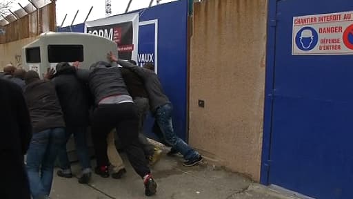 Des jeunes gens bloquent le chantier situé en face de la cité Félix-Pyat, lundi, dans le 3e arrondissement de Marseille.