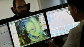 Les prévisionnistes de Météo-France, le 26 février 2025 à Saint-Denis de La Réunion, suivaient de près l'évolution du cyclone Garance qui a touché terre deux jours plus tard comme prévu