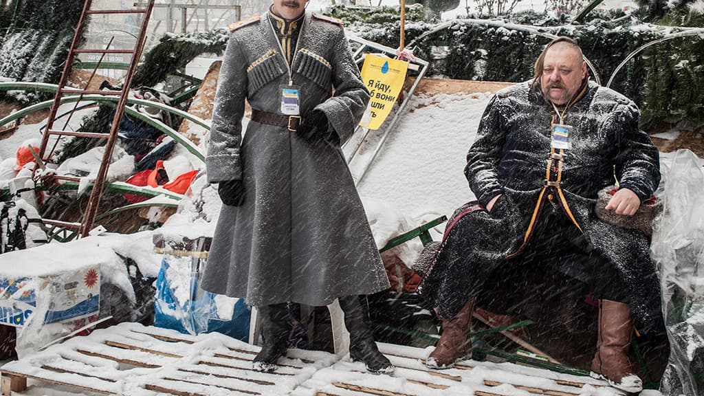 Deux cosaques sur une barricade défendue par des militants pro-européens à côté de la place de l’Indépendance. Kiev, Ukraine, 9 décembre 2013. Deux cosaques sur une barricade défendue par des militants pro-européens à côté de la place de l’Indépendance. Kiev, Ukraine, 9 décembre 2013.