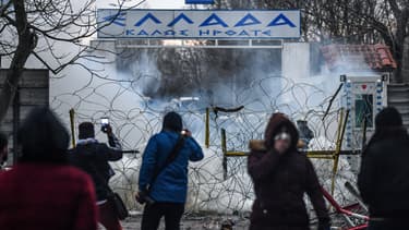 Affrontements entre la police grecque et des migrants à la frontière, à Edirne en Turquie, le 29 février
