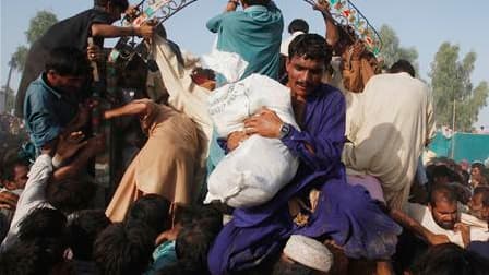 Des sinistrés se pressent à une distribution de nourriture dans un camp à Sukkur, dans la province de Sindh. Des millions de personnes souffrent de la faim au Pakistan confronté aux pires inondations de son histoire alors que des régions du Sud sont menac