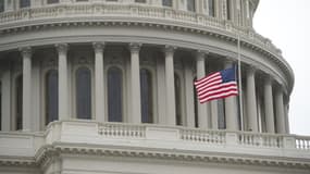 Un drapeau américain sur le Capitole à Washington DC.