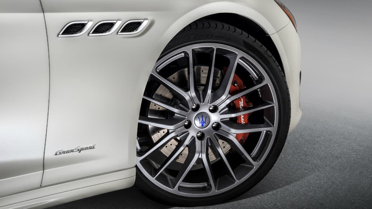La Maserati Quattroporte d'entrée de gamme passe à 350 chevaux, c'est l'un des principaux changements en plus d'une planche de bord redessinée. La Maserati Quattroporte d'entrée de gamme passe à 350 chevaux, c'est l'un des principaux changements en plus d'une planche de bord redessinée.