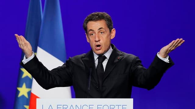En meeting à Saint-Cyr-sur-Loire, près de Tours, Nicolas Sarkozy s'est adressé à la "France qui souffre", qui a largement ignoré ses appels du pied pour apporter ses suffrages à la candidate du Front national Marine Le Pen. /Photo prise le 23 avril 2012/R