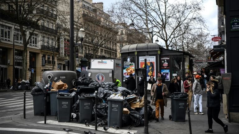 Des poubelles débordantes pendant une grève des éboueurs contre la réforme des retraites, le 15 mars 2023 à Paris.