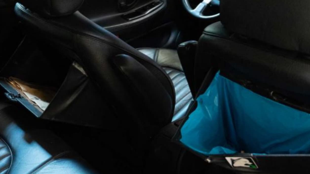 L'aumônière aménagée en sac vomitif est toujours bien présente L'aumônière aménagée en sac vomitif est toujours bien présente