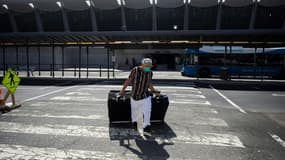 Un voyageur arrive à l'aéroport de Dulles (Etats-Unis), le 17 mars 2020 