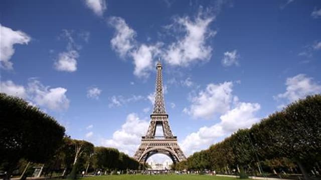 Paris: Un policier blessé par un coup de tour Eiffel miniature