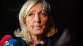 Marine Le Pen s'adresse à des journalistes à Henin-Beaumont, le 11 décembre 2019