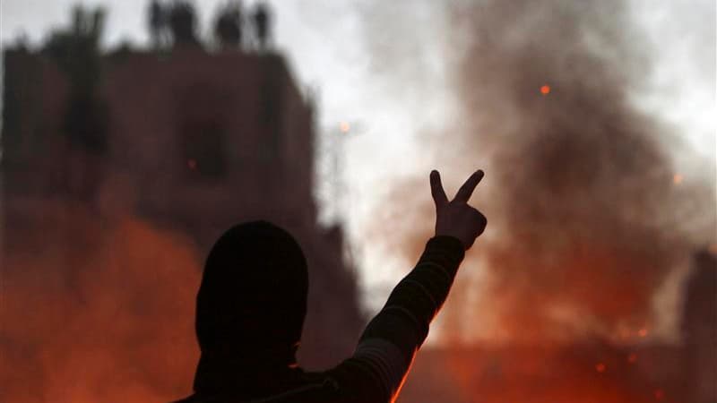 Un manifestant antigouvernemnetal face à la police au Caire aux abords du Lycée français, dont une partie a été incendiée. /Photo prise le 26 janvier 2013/REUTERS/Amr Abdallah Dalsh