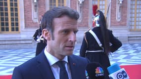 Emmanuel Macron répond à des journalistes à Versailles avant un sommet européen le 10 mars 2022