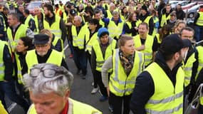 Des gilets jaunes réunis sur une zone commerciale.