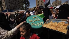 Une femme pro-Morsi distribue des gâteaux à l'occasion de l'Aïd el-Fitr, ce jeudi, au Caire.