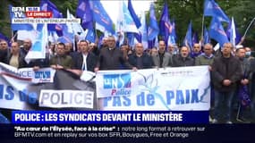 Les syndicats policiers chantent la Marseillaise devant les grilles du ministère de l'Intérieur