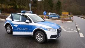 La police allemande bloque l'accès à l'endroit où les deux policiers ont été abattus, le 31 janvier 2022, à Kusel. 