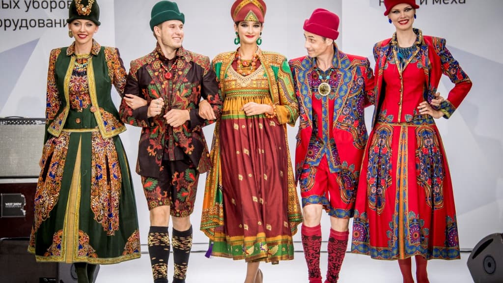 Des modèles défilent avec des créations de Slava Zaïtsev à Moscou le 17 août 2017 Des modèles défilent avec des créations de Slava Zaïtsev à Moscou le 17 août 2017