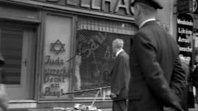 Un magasin de Berlin saccagé et portant des inscriptions antisémites, en juin 1938.