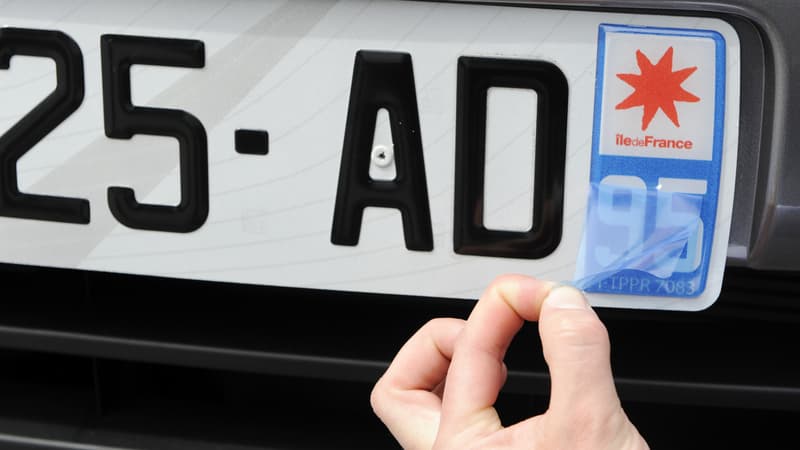 Les stickers pour modifier les plaques, notamment en changeant l'identifiant territorial, ne sont pas légaux (photo d'illustration).