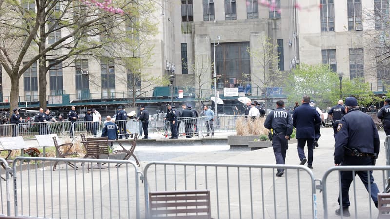 Des policiers devant le tribunal de Manhattan, où un homme a tenté de s'immoler par le feu vendredi 19 avril.