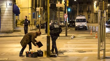 Des policiers collectent les indices sur le lieu de l'incident.