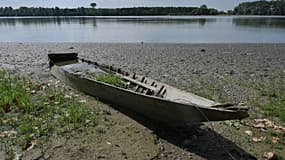 Une photo prise le 5 juillet 2022 montre un bateau désaffecté sur les rives asséchées du fleuve Pô dans la zone de la municipalité de Polesella, dans la région de Vénétie, en Italie.