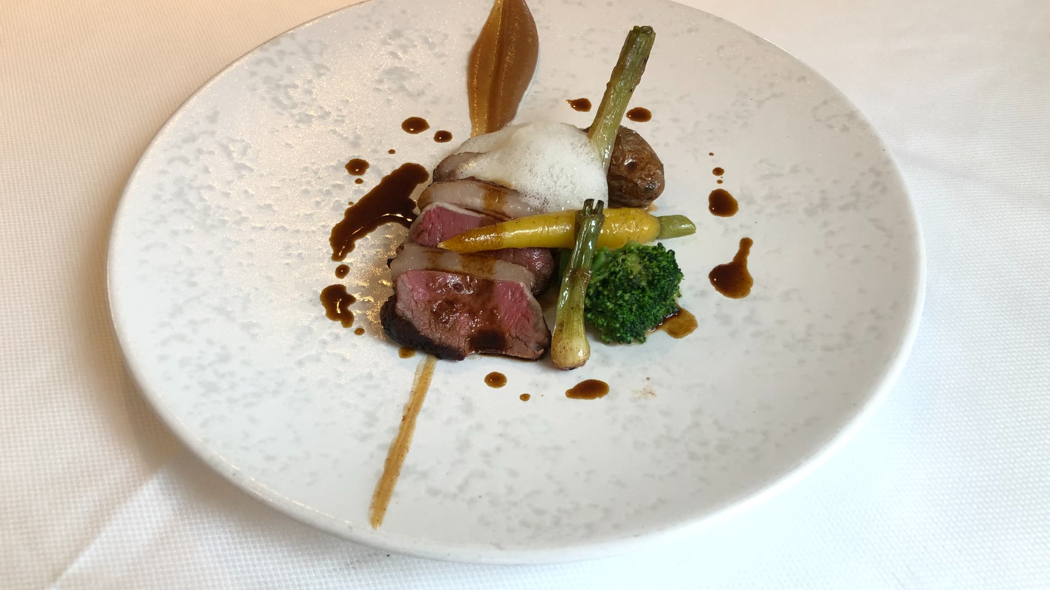 La selle d'agneau rôtie du chef Aurélien Merot.