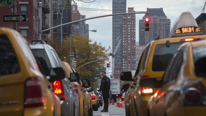 Héler un taxi de la main sous la pluie ou pestant contre le malotru ayant brûlé la politesse risque d'appartenir prochainement au passé à New York. La commission des transports de la ville a autorisé jeudi le recours au smartphone pour rechercher les serv