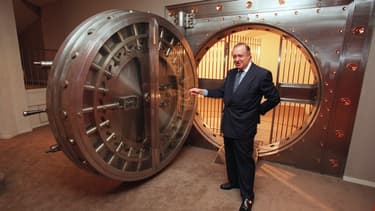 Assurance, entretien, sécurité, risques divers... les banques commencent à réfléchir sérieusement à l'avenir du stockage physique de biens, un de leurs métirs historiques.