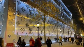 Une malle recouvre le futur hôtel Louis Vuitton sur l'avenue des Champs-Élysées, à Paris.
