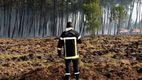 un pompier déployé à Pessac, le 24 juillet 2015.
