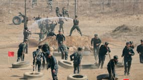 Des membres de l'armée populaire coréenne participant à des exercices d'entraînement, en Corée du Nord, le 4 avril 2025.