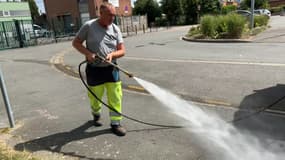 À Seclin (Nord), l'eau de la piscine est réutilisée pour nettoyer les rues et les espaces verts.