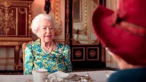 La reine Elizabeth II accompagnée par l'ours Paddington dans un sketch humoristique diffusé lors du jubilé le 4 juin 2022.