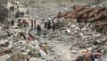 Les Palestiniens inspectent les dommages causés à un bâtiment dans la ville de Nuseirat, dans le centre de la bande de Gaza, le 18 avril 2024, alors que les combats se poursuivent entre Israël et le groupe militant du Hamas.