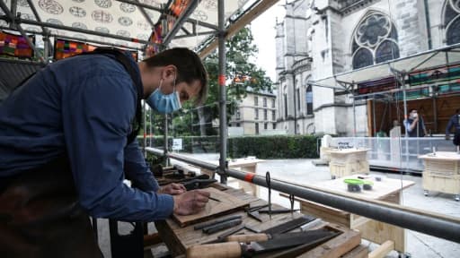 Un forgeron reproduit des gestes médiévaux devant la basilique Saint-Denis le 5 juin 2020 dans le cadre d'atelier