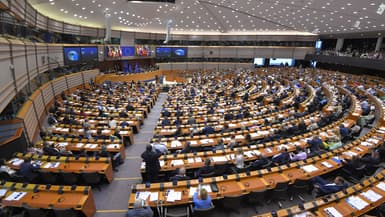 Des eurodéputés lors d'un vote sur la révision du système d'échange de quotas d'émission de l'UE au Parlement de l'Union européenne à Bruxelles, le 22 juin 2022.