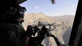 Soldat français survolant la région afghane de Surobi. L'armée française a quitté mardi cette région, près de Kaboul, l'un des trois districts où elle était déployée, amorçant le retrait des forces combattantes françaises qui doivent avoir quitté l'Afghan