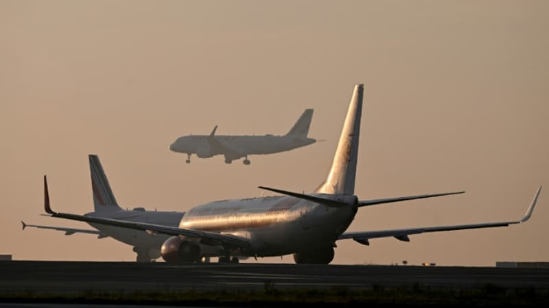 Réforme des retraites: l'aviation civile demande d'annuler 33% des vols à Orly le 2 mai