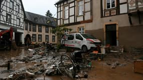 Une rue ravagée par les crues à Ahrweiler-Bad Neuenahr (Allemagne) le 15 juillet 2021