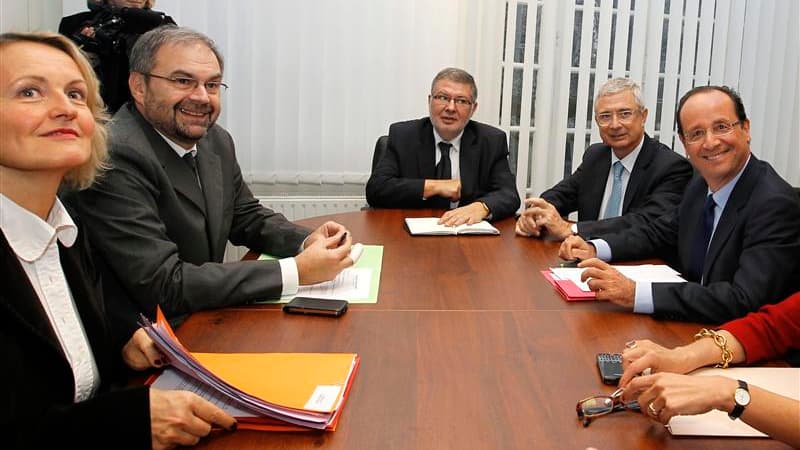 François Hollande avec le secrétaire général de la CFDT, François Chérèque, dernier représentant syndical reçu à son siège de campagne, jeudi. Le candidat socialiste à l'élection présidentielle a promis aux syndicats d'accroître leur pouvoir et celui des