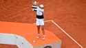 Iga Swiatek soulève le trophée de Roland-Garros pour la troisième fois, le 10 juin 2023