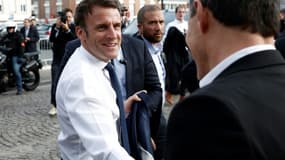Le candidat-président Emmanuel Macron lors d'une visite dans le cadre de sa campagne à Carvin dans les Hauts-de-France, le 11 avril 2022