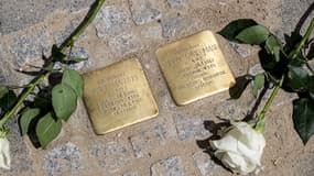 Le deux Stolpersteine dévoilées lors d'une cérémonie d'hommage à la mémoire de Josef Martus et Eugène Eggermann, un couple homosexuel victime du nazisme, à Strasbourg, dans le nord-est de la France, le 16 mai 2025