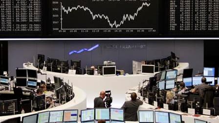 A la Bourse de Francfort, jeudi. Les Bourses européennes ont terminé en forte hausse jeudi au terme d'une nouvelle séance débridée marquée par des mouvements de très grande amplitude des valeurs bancaires, les grands noms de la finance française ayant été