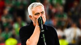 José Mourinho avec sa médaille de Conference League, en mai 2022